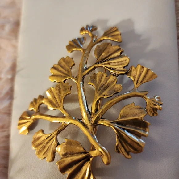 Oscar De La Renta Brooche and Matching Clip on Earrings